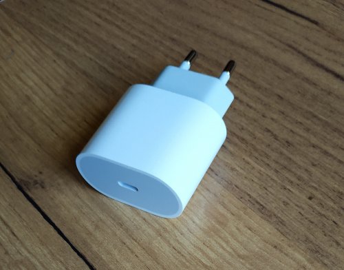 Фото Мережевий зарядний пристрій Apple USB-C Power Adapter 20W (MHJE3) від користувача Styrman