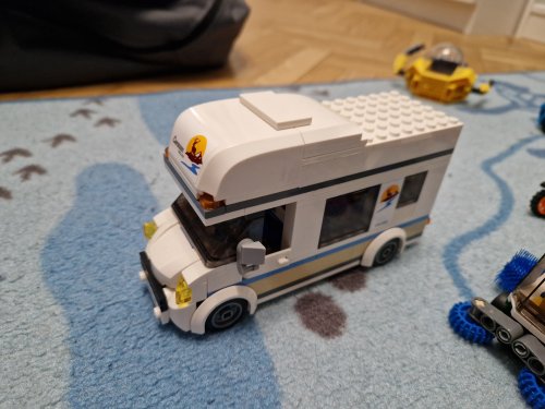 Фото Блоковий конструктор LEGO City Отпуск в доме на колесах (60283) від користувача 2364275