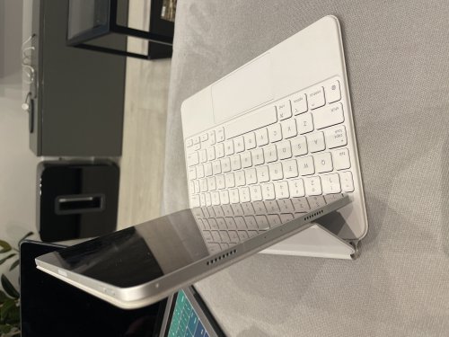 Фото Чохол-клавіатура для планшета Apple Magic Keyboard for iPad Pro 11" 3rd gen. and iPad Air 4th gen. White (MJQJ3) від користувача Ivan